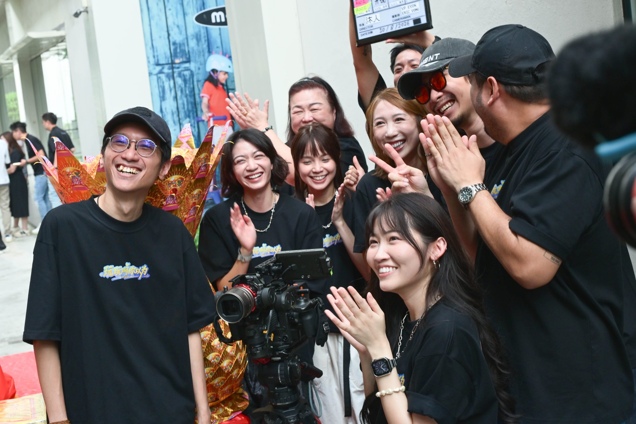 LAST MINUTE DATE production group photo 4