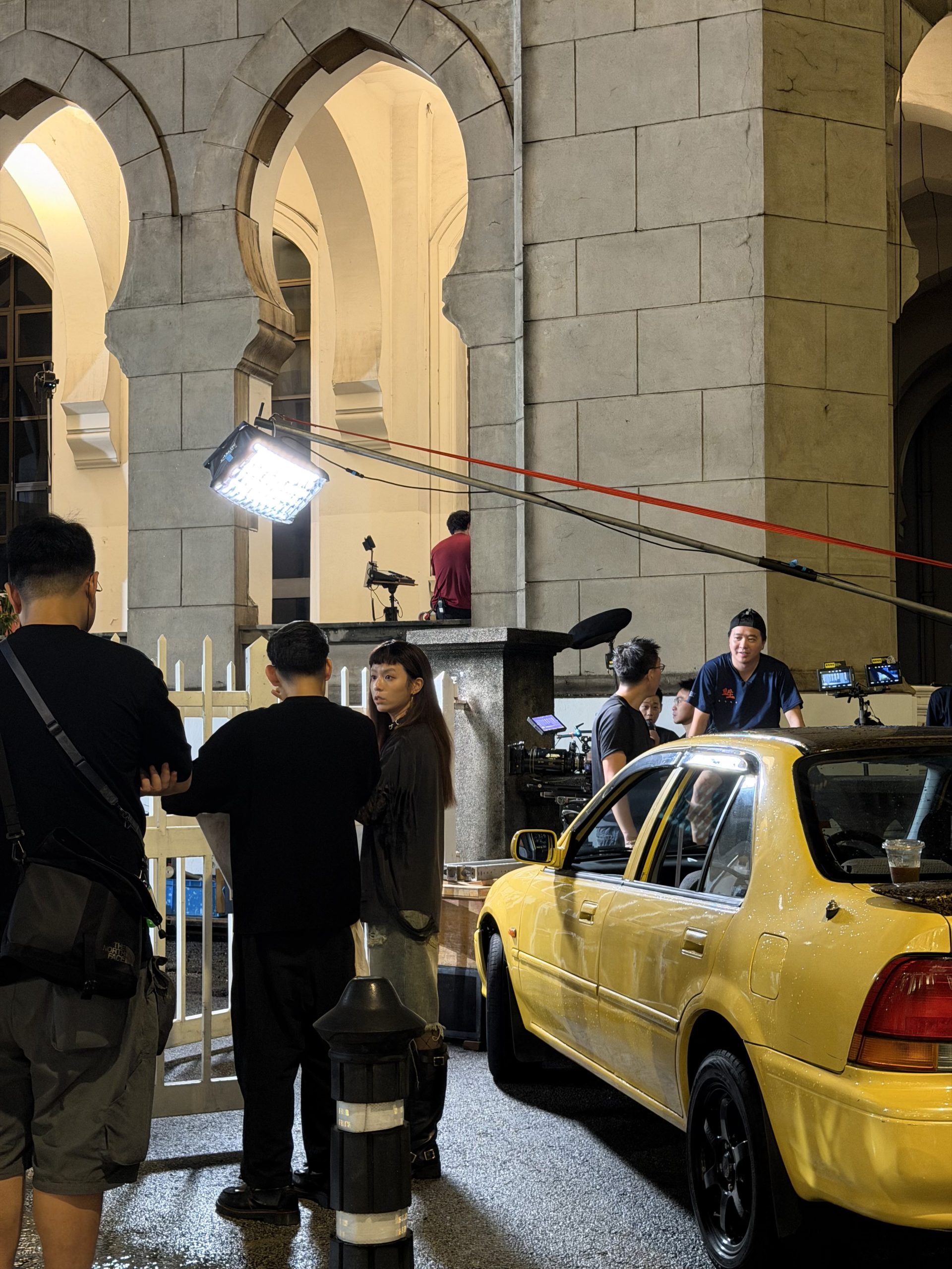 宋芸桦以朋克造型与导演黄精甫在吉隆坡片场讨论戏份