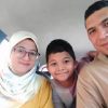 Khairul Azhar Ahmad, isterinya Siti Zulaikha Ahmad Sabri, serta anak mereka, Adid Khairul Azhar