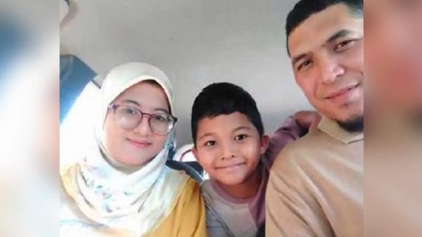 Khairul Azhar Ahmad, isterinya Siti Zulaikha Ahmad Sabri, serta anak mereka, Adid Khairul Azhar