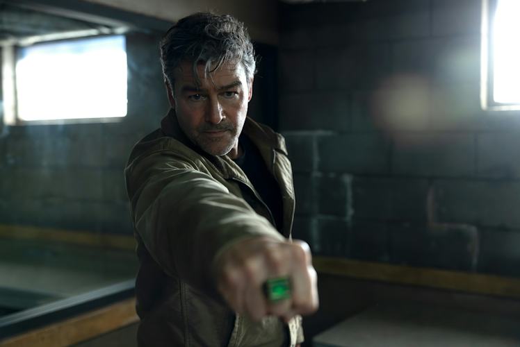 Kyle Chandler 饰演 老Hal Jordan，疲惫且嘴硬