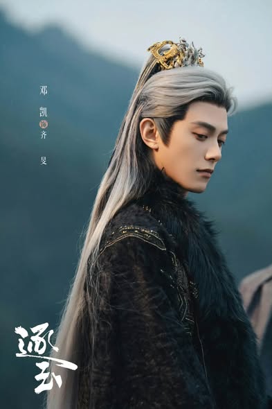 逐玉 剧照，张凌赫雉鸡翎武将造型